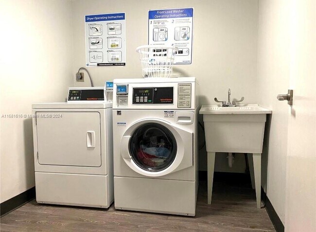 Building Photo - 3731 N Country Club Dr