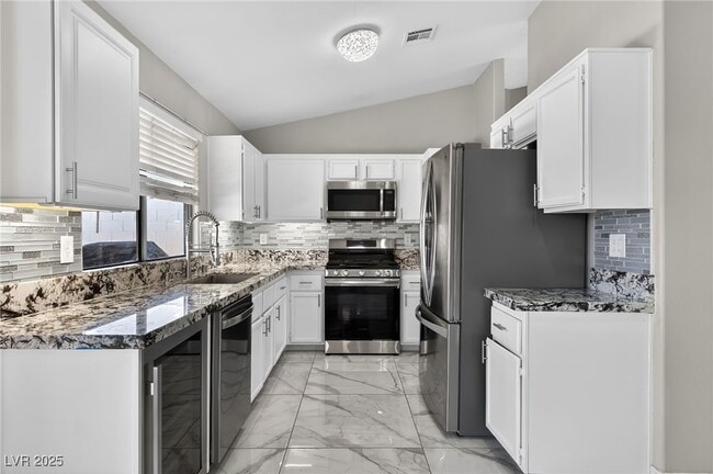 Building Photo - 492 Chelsea Dr