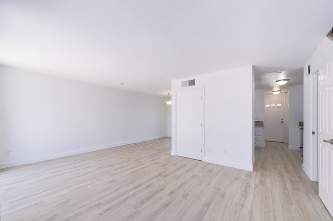 Building Photo - 28955 Oak Creek Ln