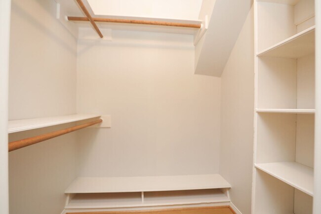 Building Photo - For Lease | 5 Bed, 2.5 Bath | 3,094 Sq Ft ...