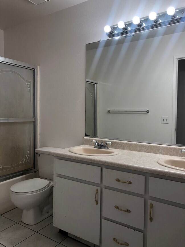 Building Photo - Love where you live - 2 weeks free rent! Beautiful home in Turlock