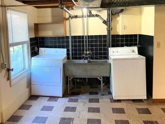 Building Photo - Charming Maplewood SFH with garden beds, fruit trees and finished basement