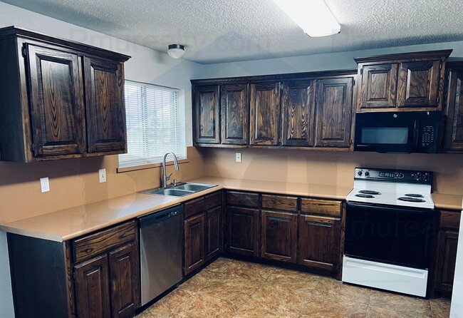 Building Photo - AVAILABLE NOW!!! Charming 3-bedroom, 2-bathroom home in Lancaster