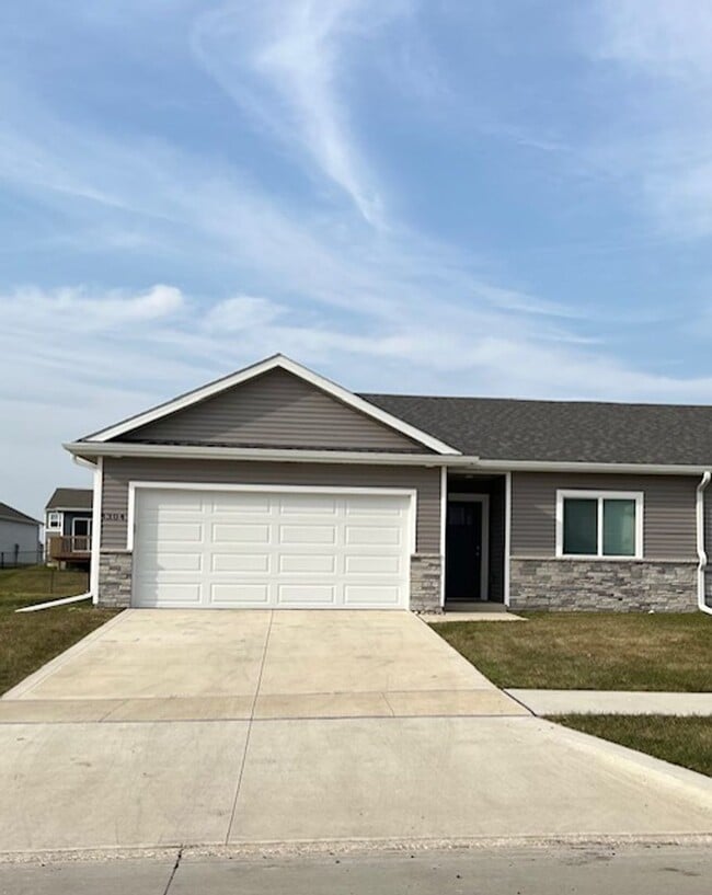 Building Photo - 1333 NE Crossing Oaks Dr