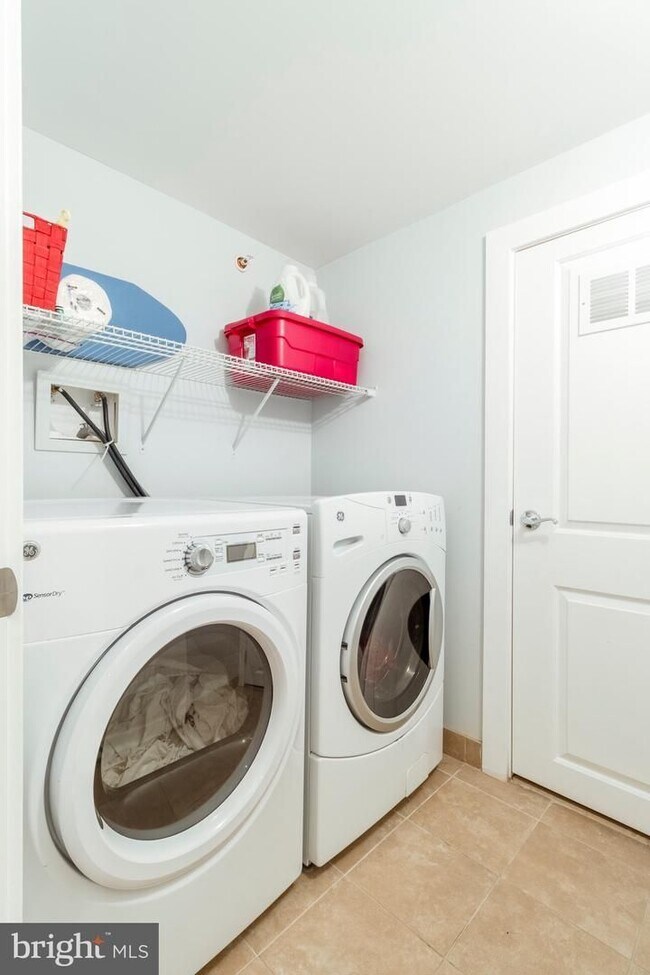 Building Photo - Three Bedroom Graduate Hospital Apartment