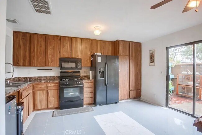 Building Photo - Anaheim, CA