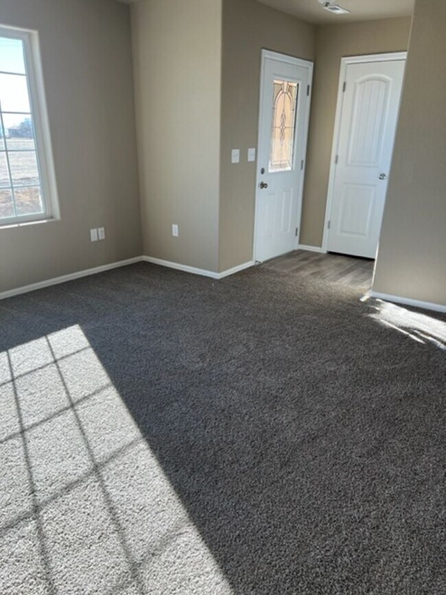 Building Photo - PRACTICALLY NEW 3 Bedroom Townhome