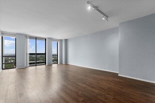 Building Photo - 1660 N La Salle Dr