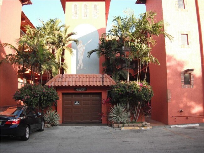 Building Photo - 660 Tennis Club Dr