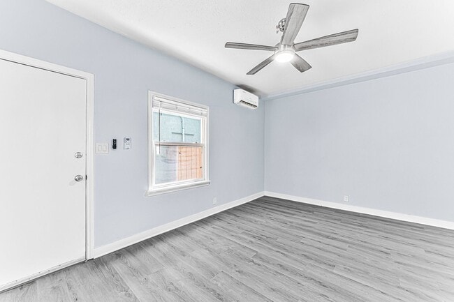Interior Photo - 1711 E Appleton St