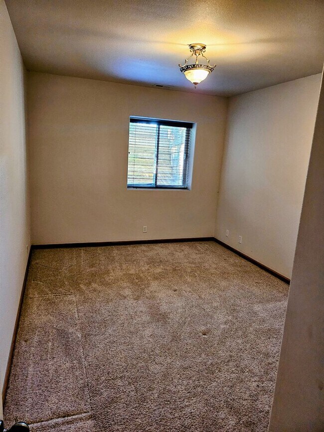 Building Photo - ALL PROSPECTIVE TENANTS MUST SUBMIT A $58 ...
