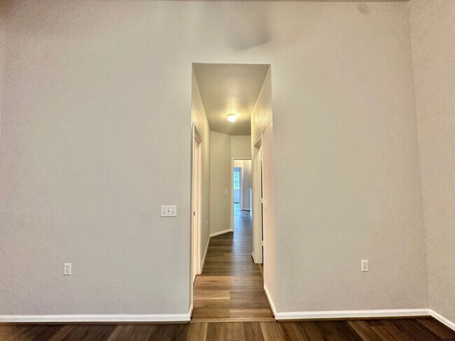 Building Photo - Stylish 2 bed, 2.5 Bath Condo in Magnolia Place | Private Garage | $1,550.00