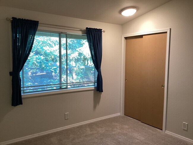 Building Photo - Charming Edmonds Condo with Two Garages and Modern Comforts