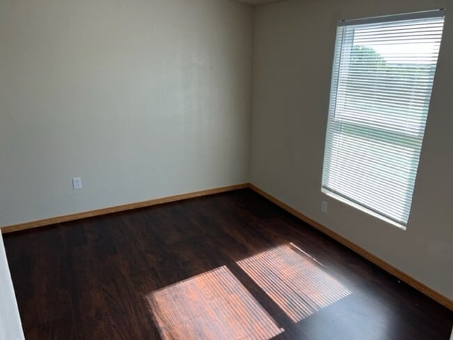 Building Photo - Great 4 Bdrm 2 Bath Manufactured Home in R...
