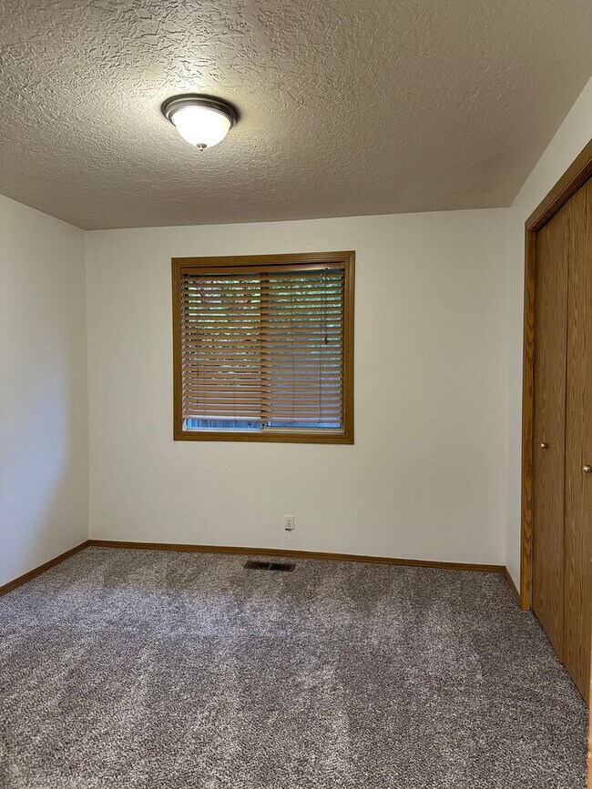 Building Photo - FREE RENT! Newly Updated Single Level Home in Established Keizer Neighborhood