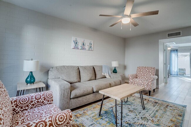 Building Photo - Prime Location - 2-bedroom, 1.5-bath townhome in Central Scottsdale!