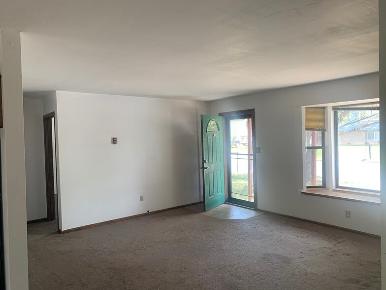 Large living room - 805 N Austin St