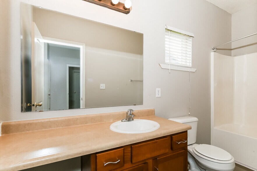 Building Photo - 5810 Long Lake Ln.