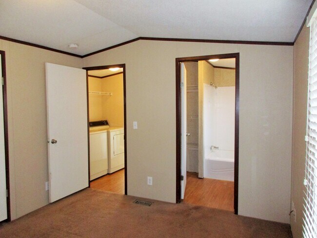 Building Photo - 3 bedroom 2 bath in Hydro, OK  73048