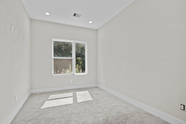 Building Photo - 861 Prosper St