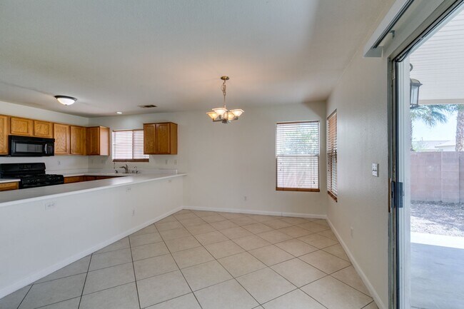 Building Photo - Spacious 4 Bedroom 2.5 Bathroom Home with Covered Patio & Large Backyard