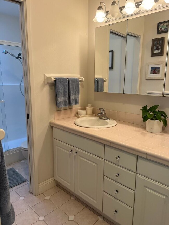 Building Photo - Fully Furnished Townhouse in the oceanfron...