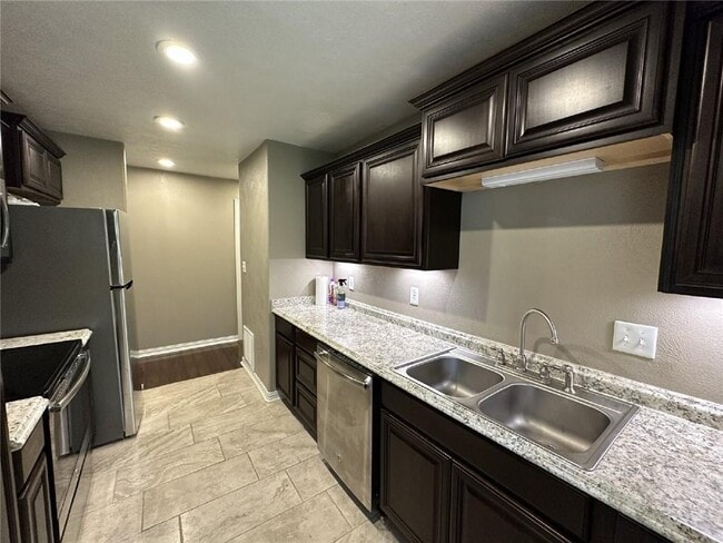 Building Photo - 35 Gore Ln