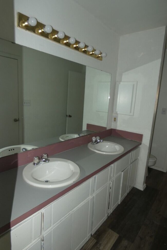 Building Photo - Close to Fort Sill, East side neighborhood