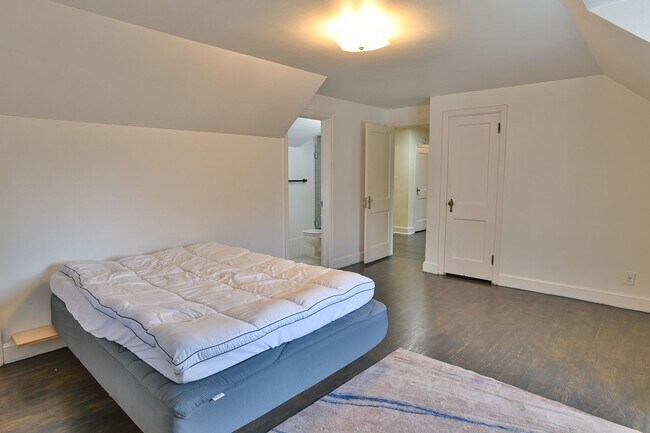Building Photo - Beautiful Single Family in Bellevue Park