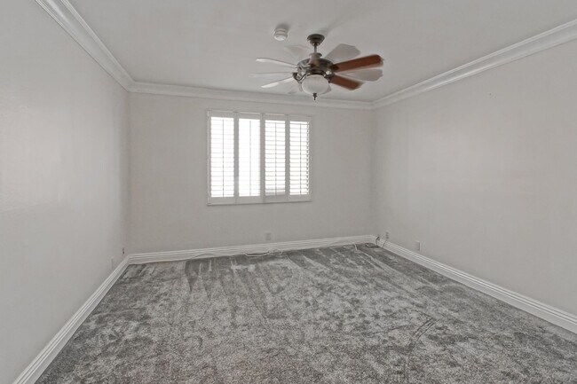 Building Photo - NICELY REMODELED, 2BR2.5BA, 1700 SQ FT CON...