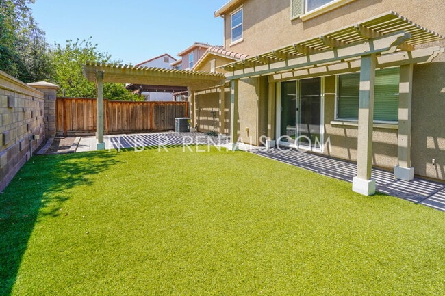 Building Photo - Questa Village: Spacious 3-Bedroom Retreat...