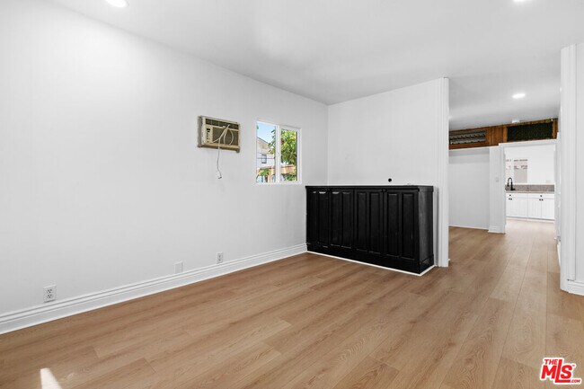 Building Photo - 3915 S Budlong Ave