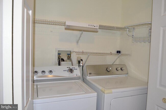 Building Photo - 818 Roundtree Pl