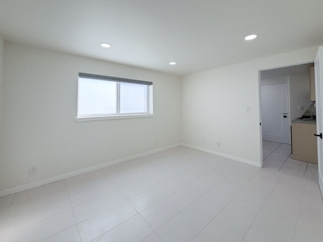 Building Photo - Lower Unit | 1 Bed 1 Bath Silverstrand | Unfurnished