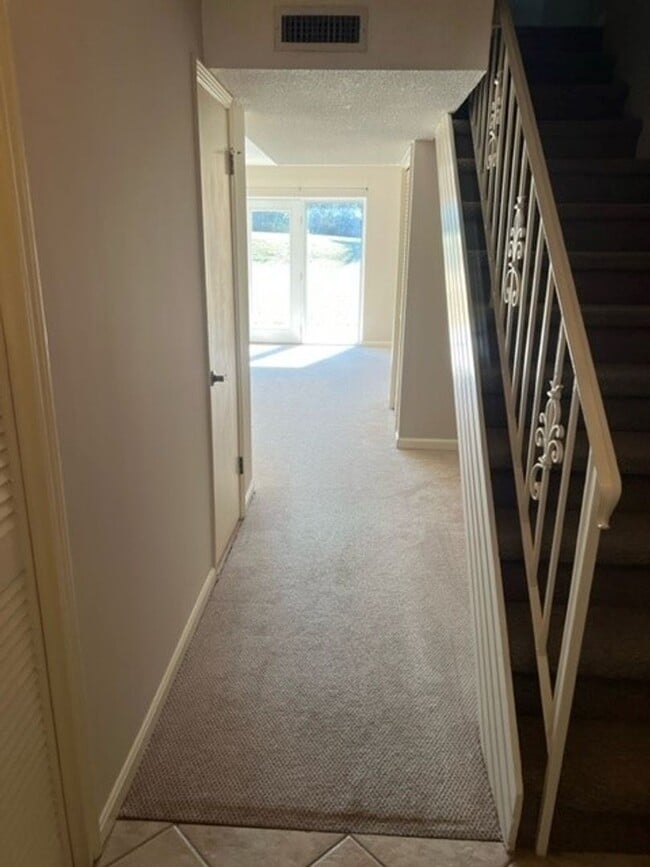 Building Photo - 165 Fox Run