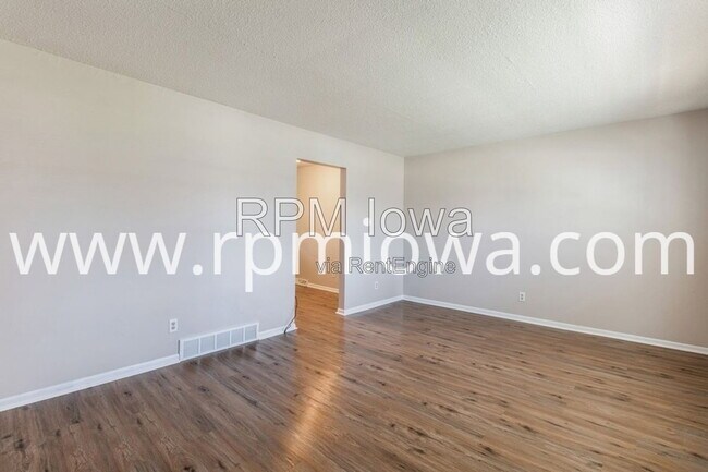 Building Photo - 215 NW Arlan Dr