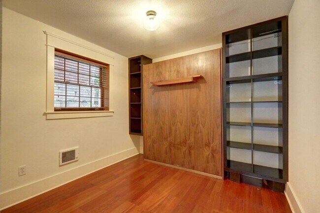 Building Photo - 215 17th Ave E