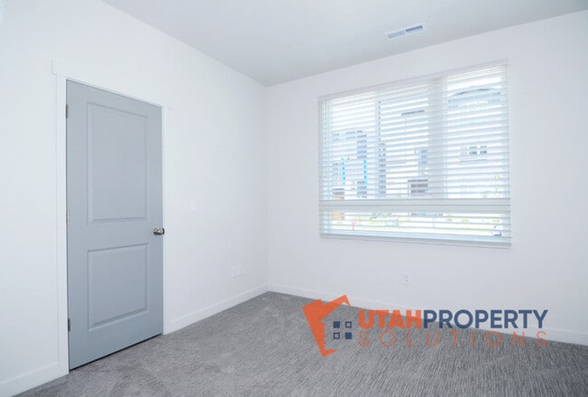 Building Photo - 1026 W 430 S
