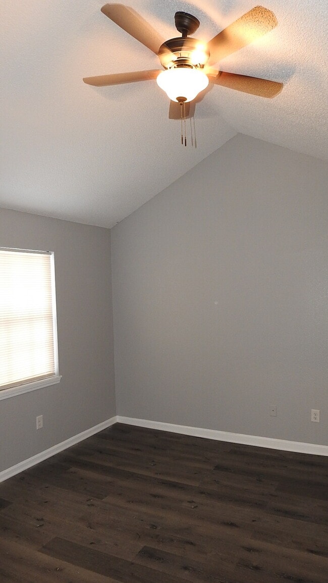 Building Photo - 3 bed 1.5 - Blue Springs Townhome