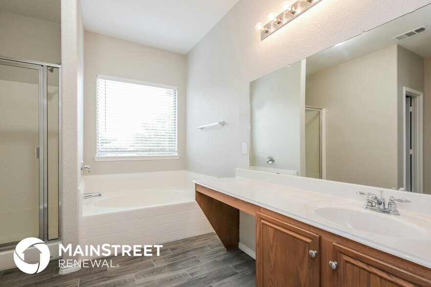 Building Photo - 533 Crown Oaks Dr