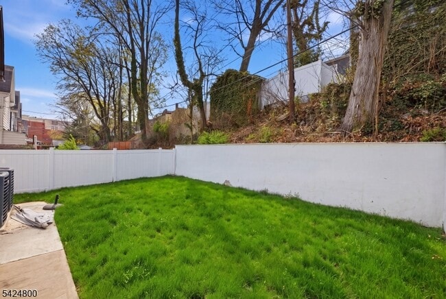 Building Photo - 40 Edgewood Rd