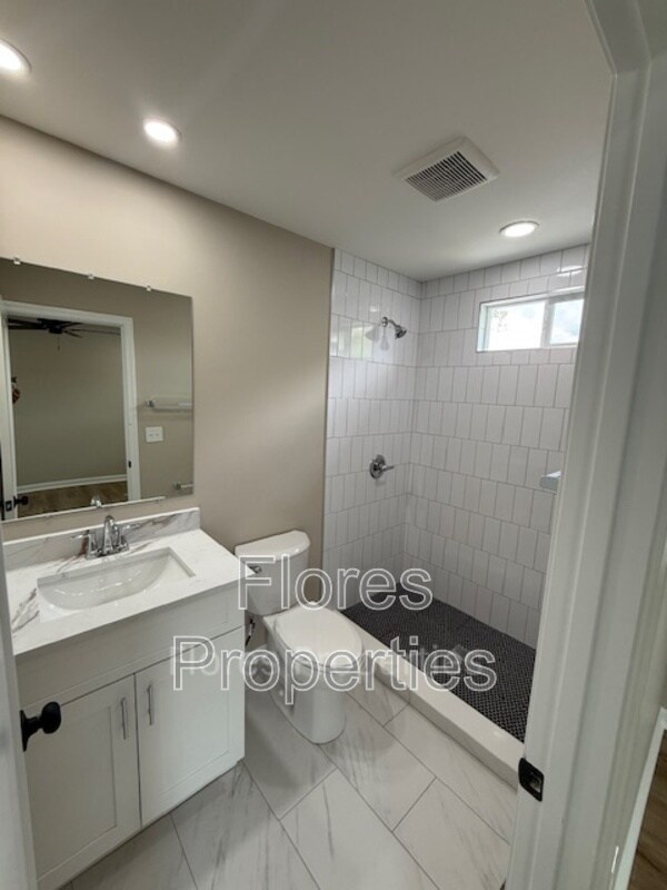 Building Photo - 1018 Urana Ave