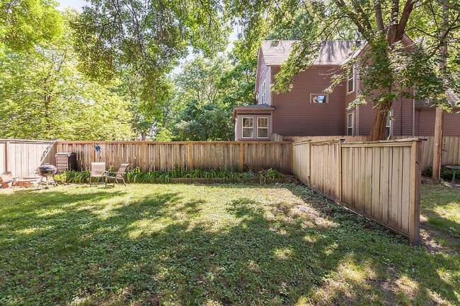 Building Photo - 238 Dale St N