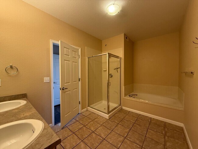 Building Photo - 2 Bedroom Condo Minutes to Ft. Carson