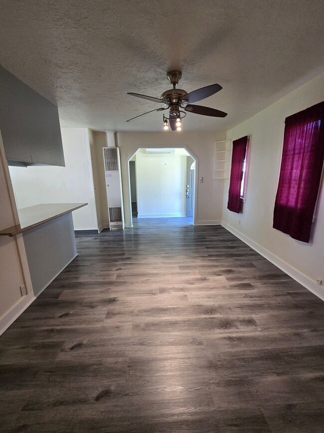 Building Photo - Pet Friendly 2 Bedroom House with a Storag...