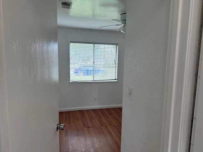 Building Photo - 3 bd 2bth- Ready to move in!! Easy access to shopping and FWY 99 and I-5!!!