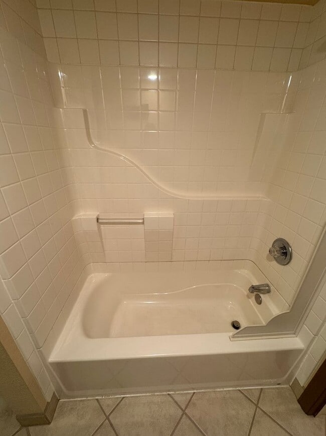 Building Photo - 2 Bedroom Codo in Rockrimmon