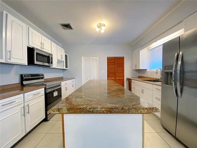 Building Photo - 902 S Scenic Hwy