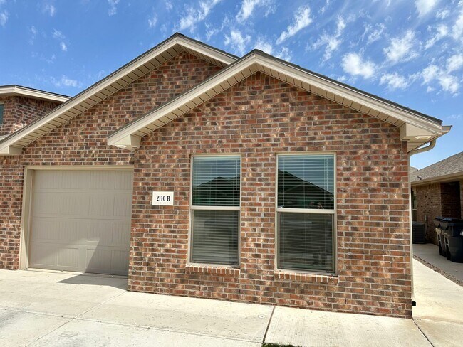 Building Photo - 3 bed 2 bath Duplex Available