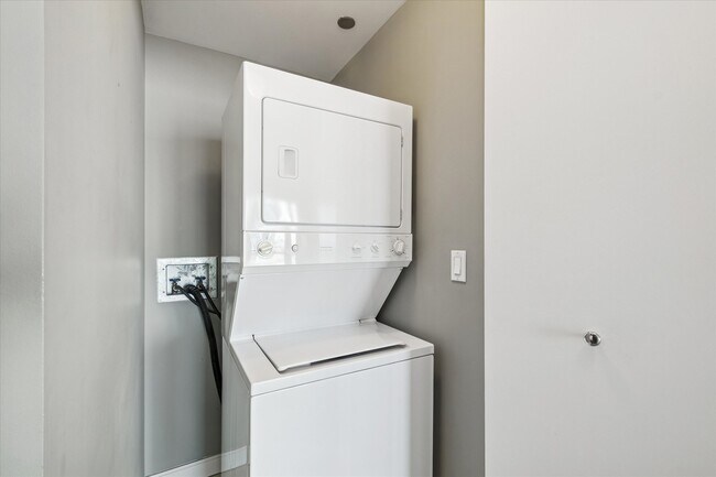 Building Photo - 130 N Garland Ct